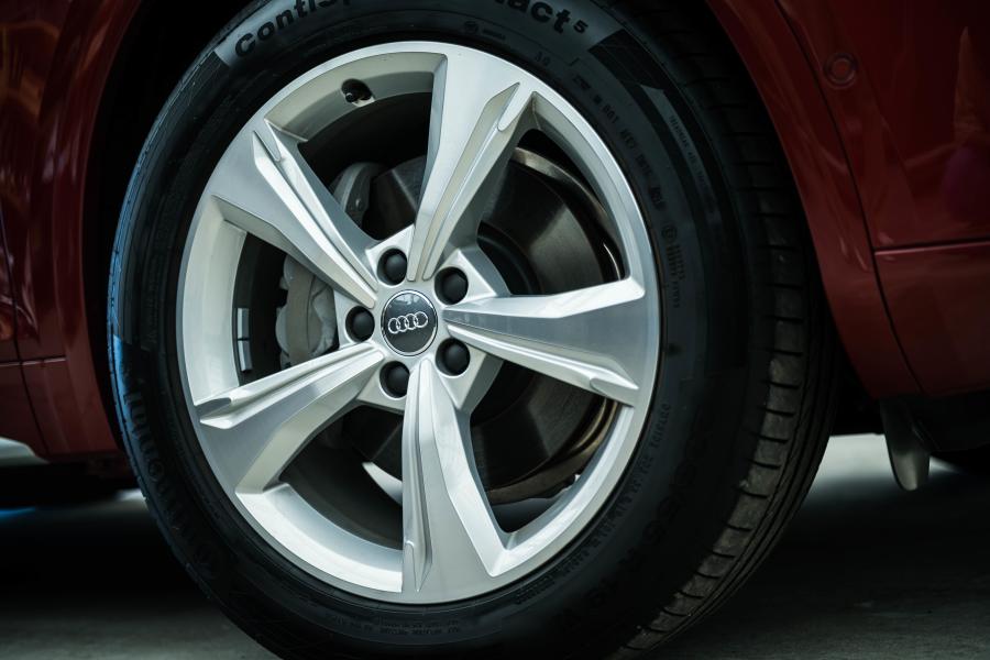 Колеса Audi Q5 40 TDI Quattro 2019 года  (JP) (фото 3 из 20)